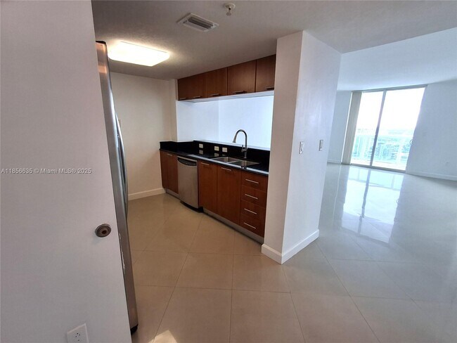 Building Photo - 1800 N Bayshore Dr