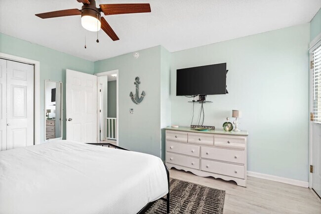 Building Photo - 17212 Front Beach Rd