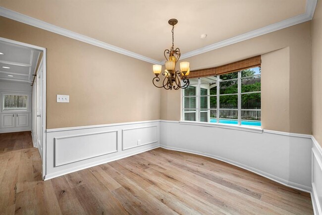Building Photo - 527 Briar Knoll Dr