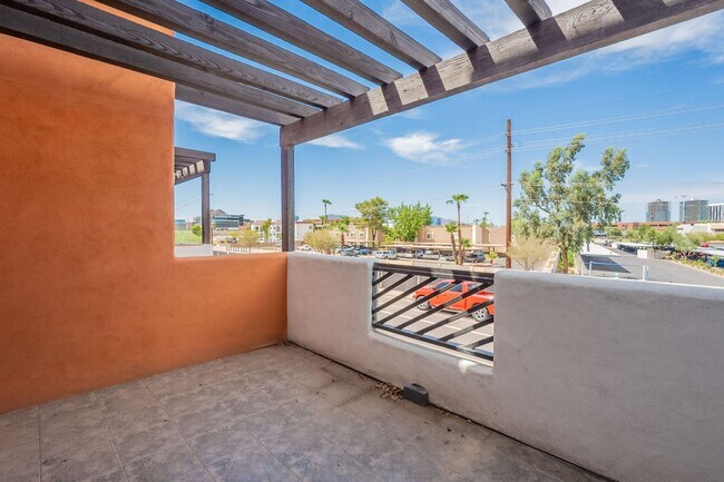 Building Photo - Walking Distance to ASU!