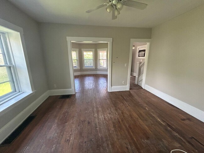 Building Photo - Section 8 Accepted! 3br/1.5ba with 2 Car G...
