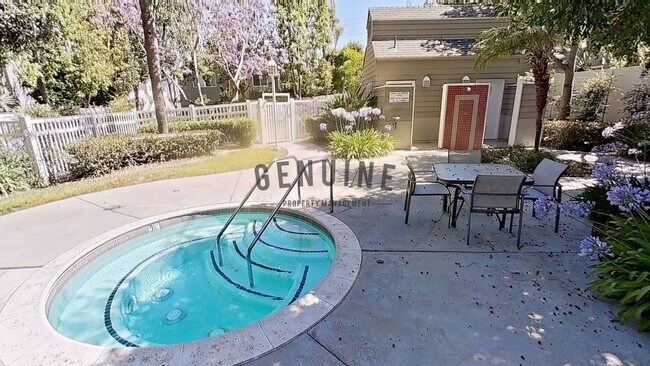 Building Photo - Charming 1Bd Upstairs Condo w/ Den & Garage