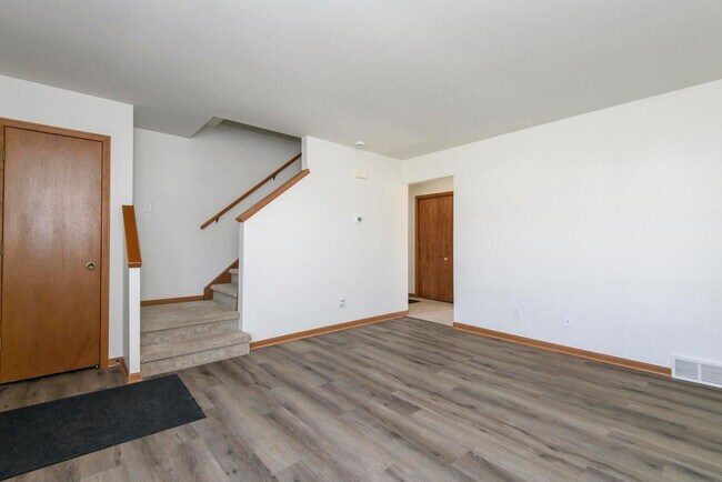 Building Photo - 208 Applewood Ln