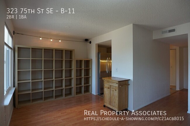 Building Photo - Spacious and Bright 2 Bedroom Condo with L...