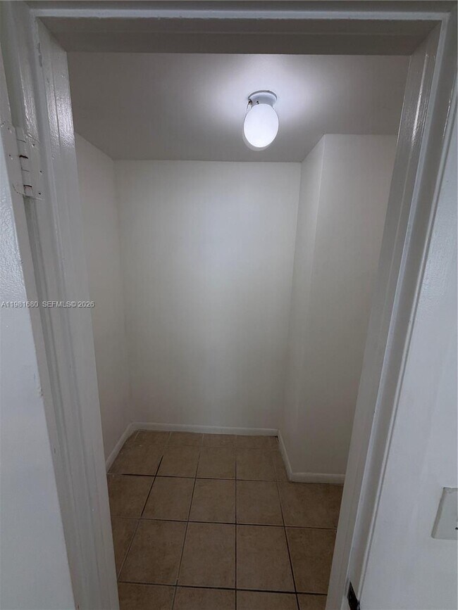 Building Photo - 2001 Bay Dr