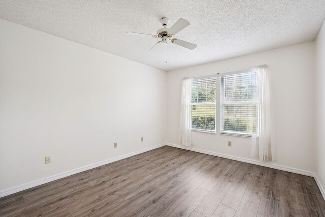 Building Photo - Ground Floor 2 Bed / 2 Bath with New Flooring