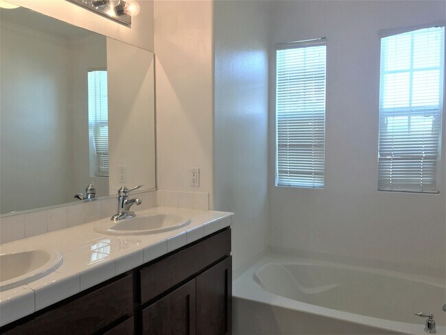 Building Photo - **$500 Off First Months rent ** Spacious E...