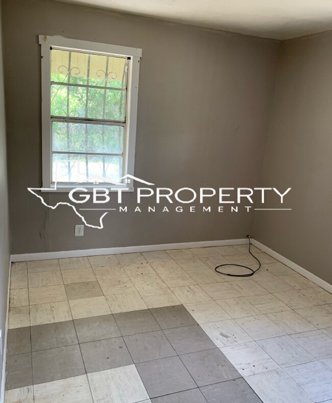 Primary Photo - 516 W Ave B