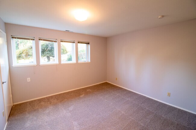 Building Photo - 5Bd/2.5Ba Redmond Home
