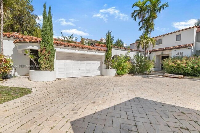 Building Photo - 5661 Pine Tree Dr