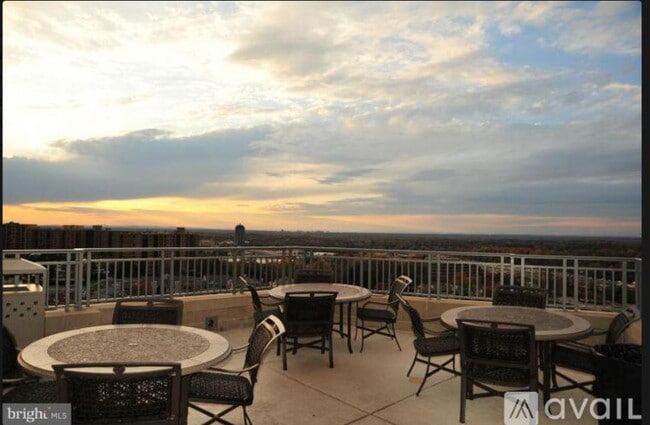 Building Photo - 8220 Crestwood Heights Dr