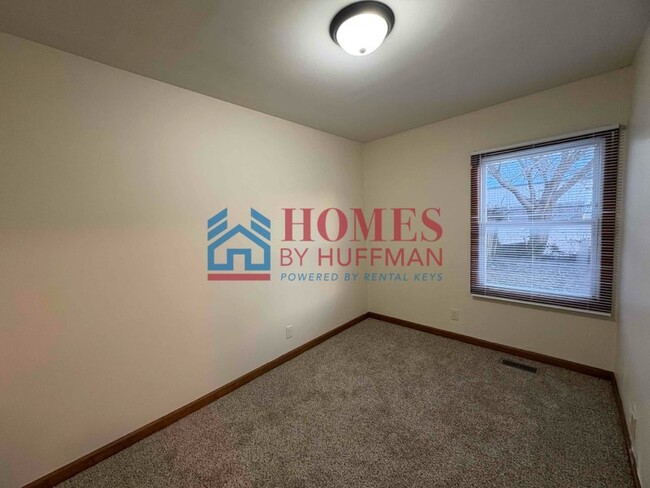 Building Photo - Two Bedroom Duplex | Move in Ready