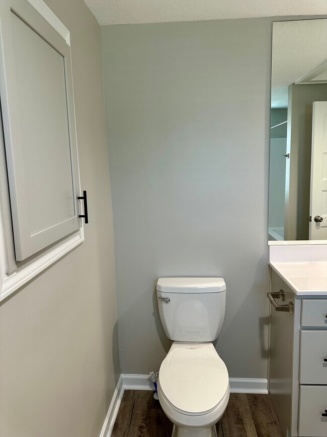 Spacious layout - 2304 Belle Ave NE