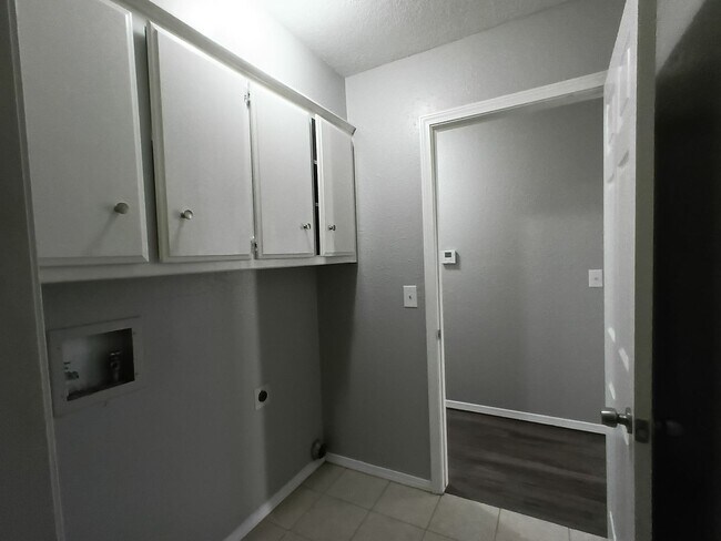 Building Photo - Better Than New! W/appliances!