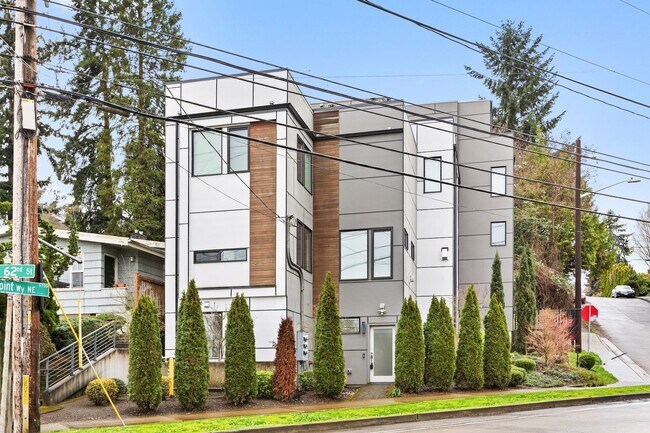 Building Photo - Modern 3-Bedroom Townhome with Rooftop Deck in NE Seattle