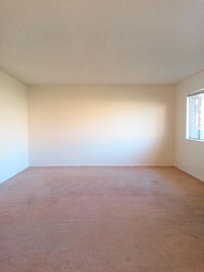 Building Photo - Ground Floor 2bd Condo With On-site Laundr...