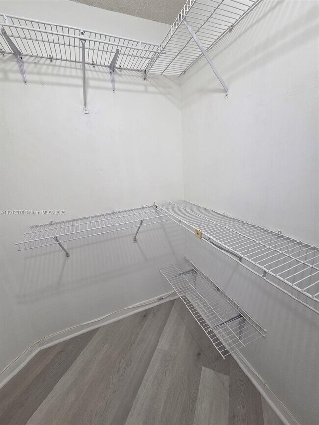 Building Photo - 9433 Fontainebleau Blvd