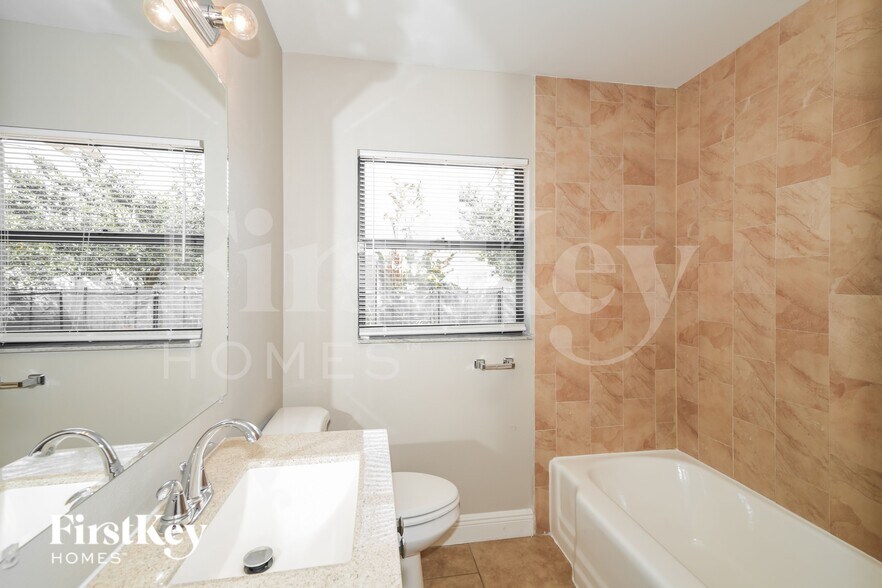 Building Photo - 8020 N Ola Ave