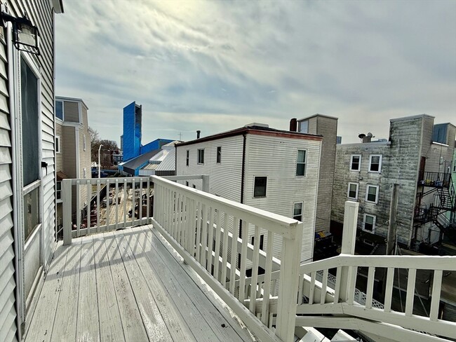 Building Photo - 724 Cambridge St