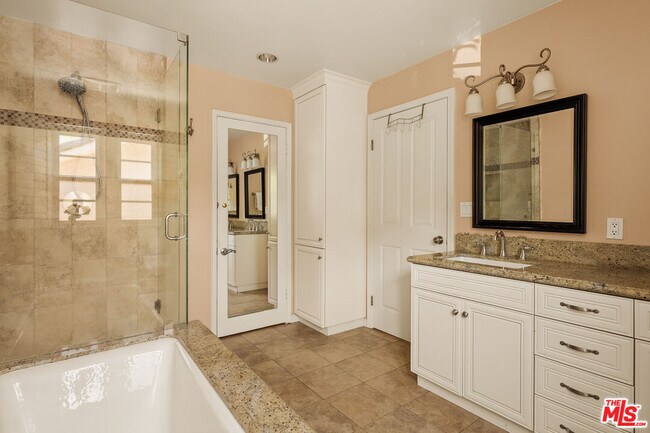 Building Photo - 2583 Hutton Dr