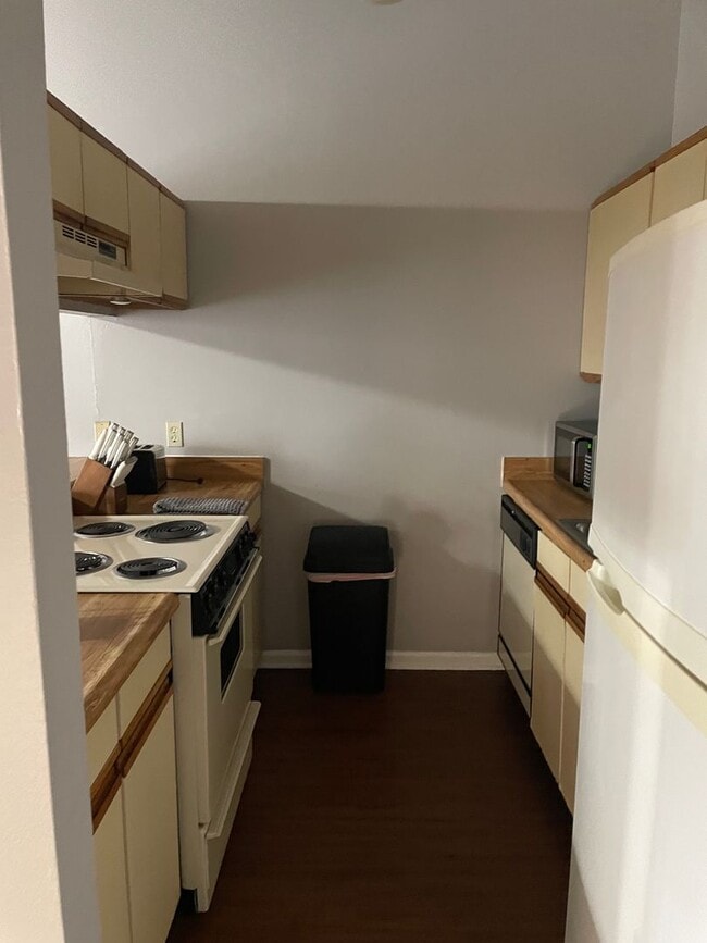 Building Photo - Cozy 1 bedroom townhome