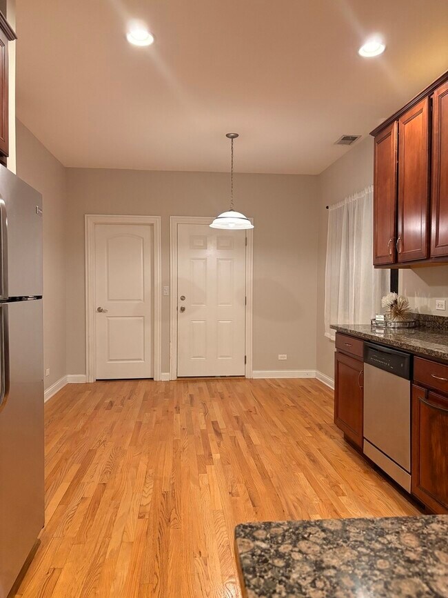 Building Photo - 5924 N Milwaukee Ave