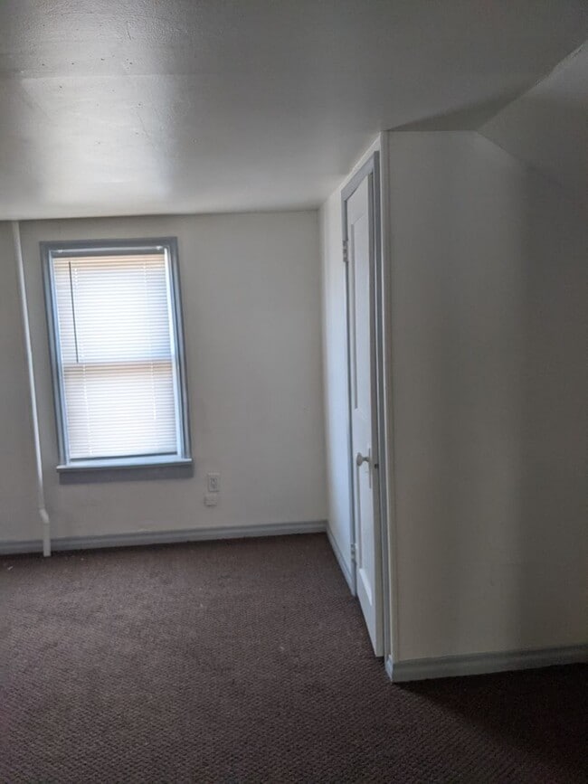 Building Photo - $1200 - 2 Bedroom 1 Bath Home - Heart of the City