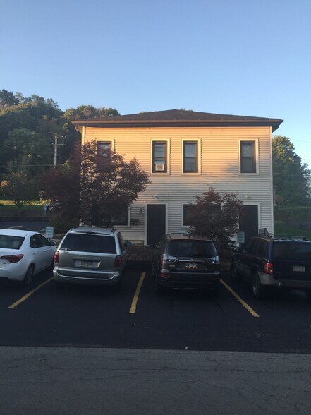 Building Photo - 955 Border Ave