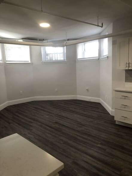 Building Photo - 61 Park Dr