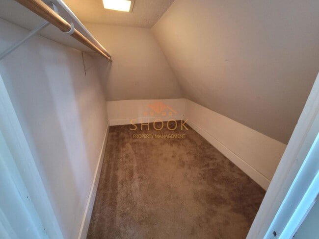 Building Photo - LARGE DOWNTOWN HOME LESS THAN 2 MILES FROM...