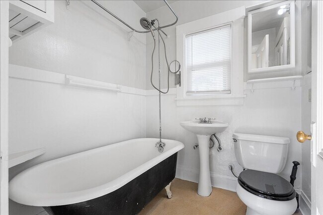 Building Photo - 1517 Willow St - 2 Bedroom | 1 Bath | Duplex