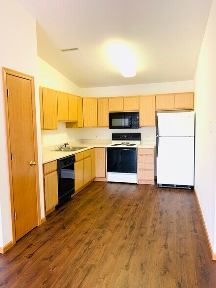 Building Photo - 3470 Parkwild Dr