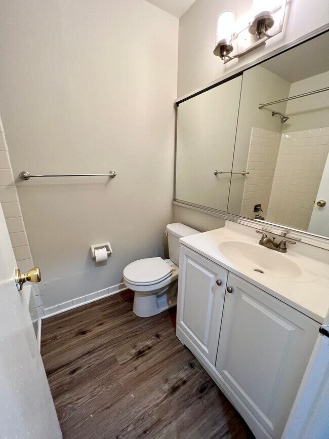 Building Photo - Luxurious 3-Bedroom Townhome in Logan Square with Parking Space Included! Available mid-August!