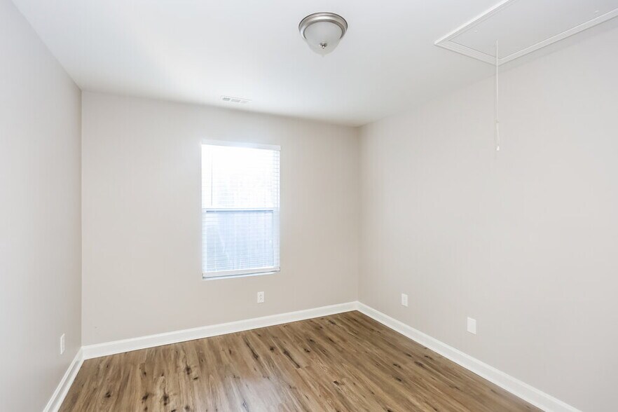 Building Photo - 11016 Thousand Oaks Dr
