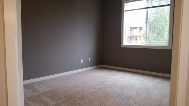 Building Photo - Amazing 4 beds, 2 dens, 2.75 baths in Kirkland.  Minutes to Microsoft/Costco