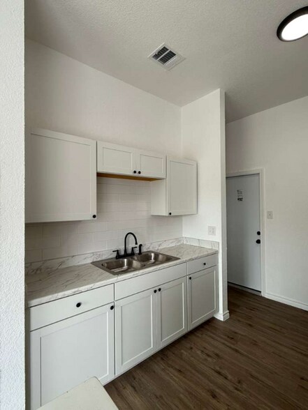 Building Photo - 8750 Shallow Ridge Dr