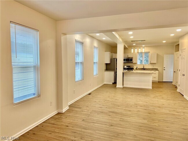 Building Photo - 2214 W 32nd St