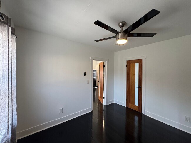 Building Photo - Cincinnati Duplex