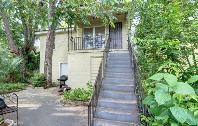 Building Photo - Carriage House apartment, near downtown, w...