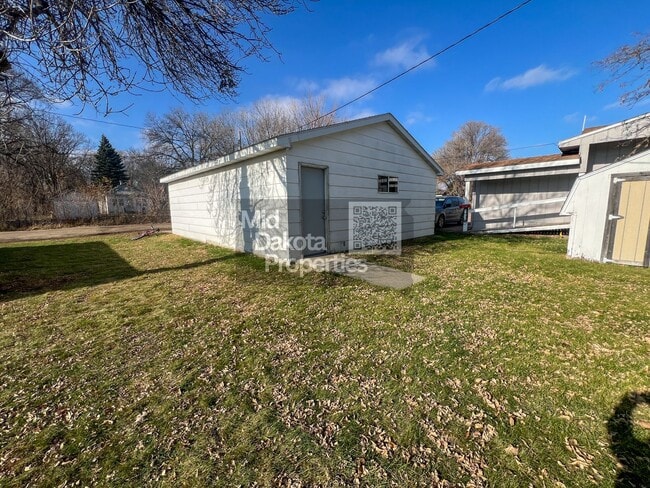 Building Photo - 813 N Sanborn-1 bedroom house with large two car garage