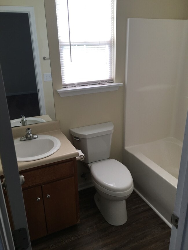 Building Photo - 320 Greenleaf St SW