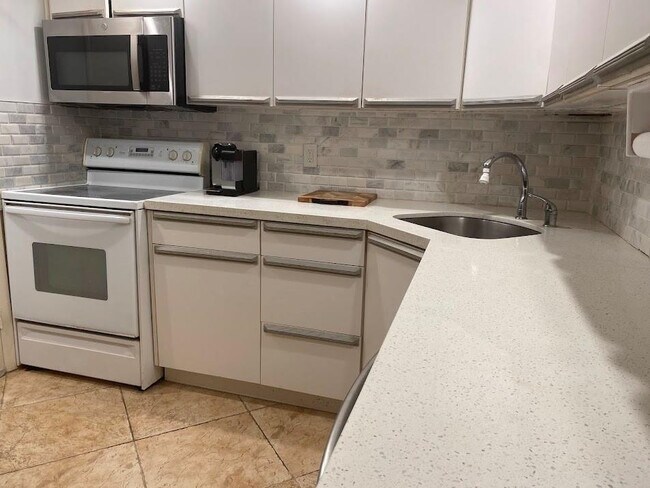 Building Photo - 305 N Pompano Beach Blvd