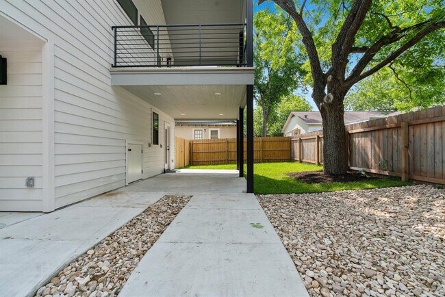 Building Photo - 2102 Eva St