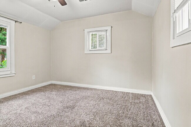 Building Photo - $1,595.95 with $250 Cleaning Voucher, 1 Bed - 1 Bath, Single Family Home in Aurora with Private a...