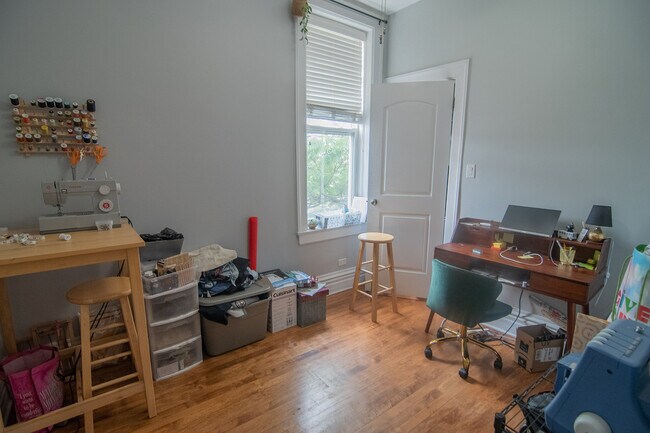 Building Photo - 4022 N Clarendon Ave