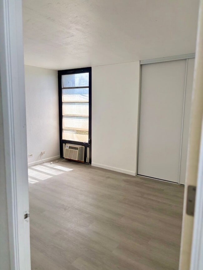 Building Photo - AVAILABLE NOW | Fully Renovated One Bedroo...