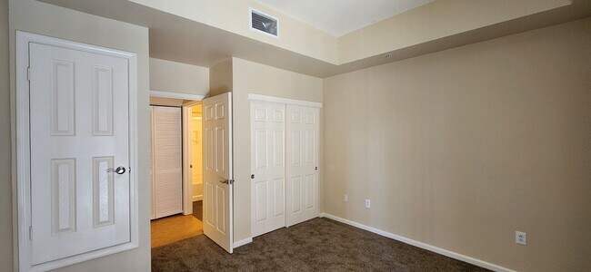 Building Photo - 2 Bedroom recently painted 2nd Floor Condo in Guard Gated Park Avenue!