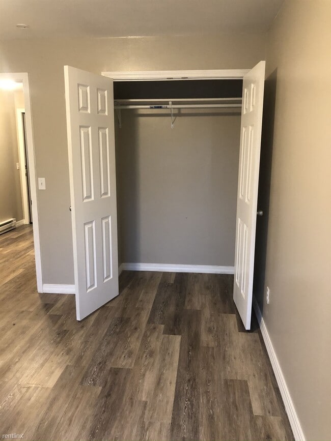 Building Photo - 1 br, 1 bath Apartment - Trowbridge Manor 5