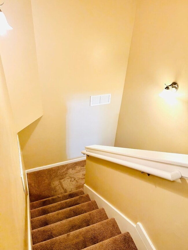 Building Photo - Fresh Updated Interior, Close to Fort Riley
