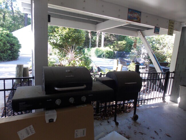 Building Photo - 568 Hammock Ave